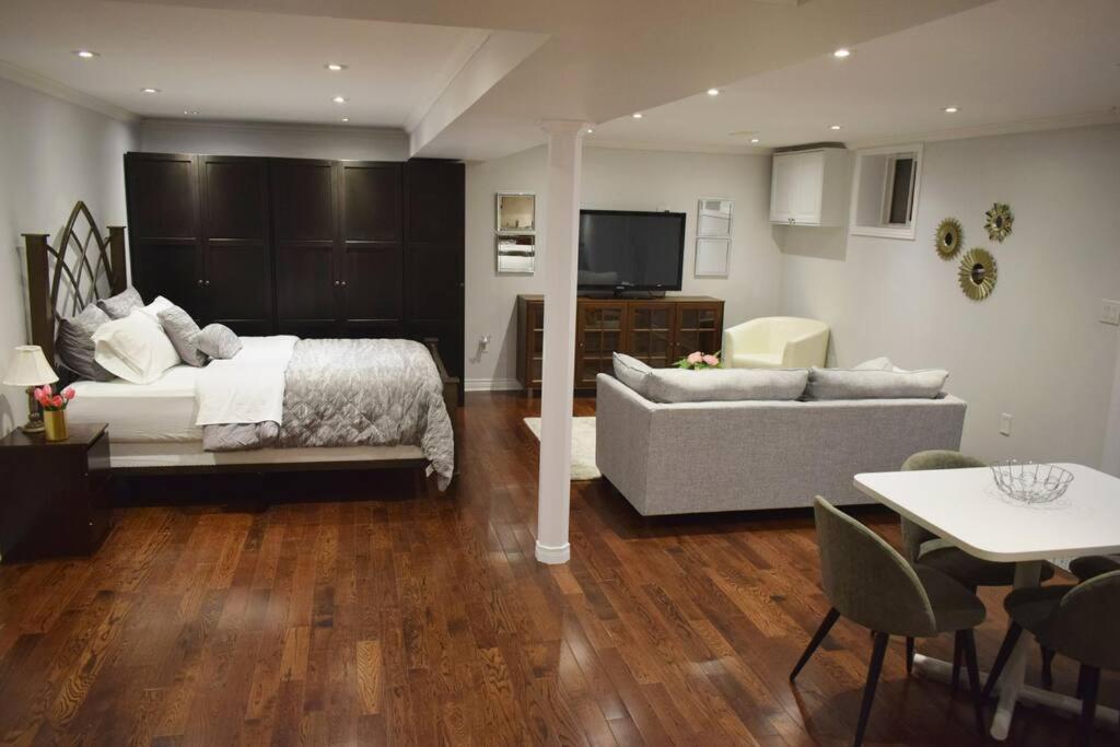 Home Away From Home - Basement Studio Apartment โตรอนโต ภายนอก รูปภาพ