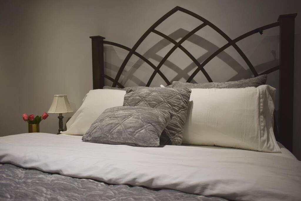 Home Away From Home - Basement Studio Apartment โตรอนโต ภายนอก รูปภาพ