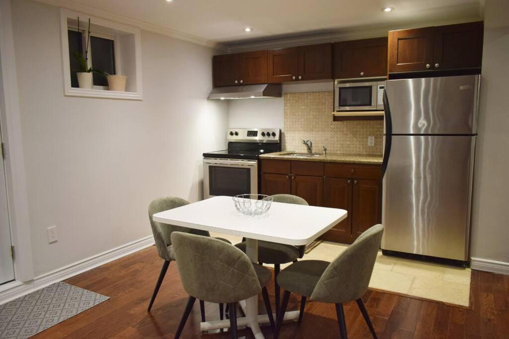 Home Away From Home - Basement Studio Apartment โตรอนโต ภายนอก รูปภาพ