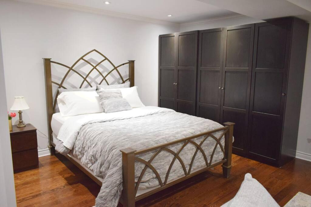 Home Away From Home - Basement Studio Apartment โตรอนโต ภายนอก รูปภาพ