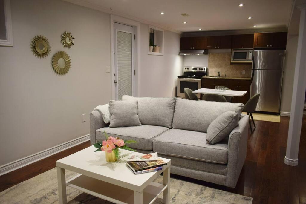 Home Away From Home - Basement Studio Apartment โตรอนโต ภายนอก รูปภาพ