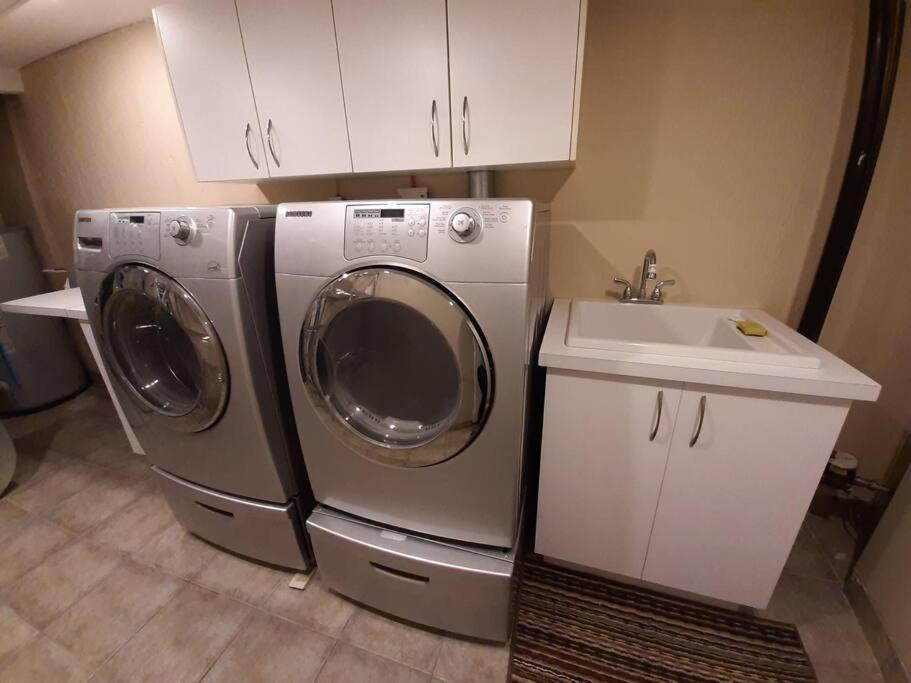 Home Away From Home - Basement Studio Apartment โตรอนโต ภายนอก รูปภาพ